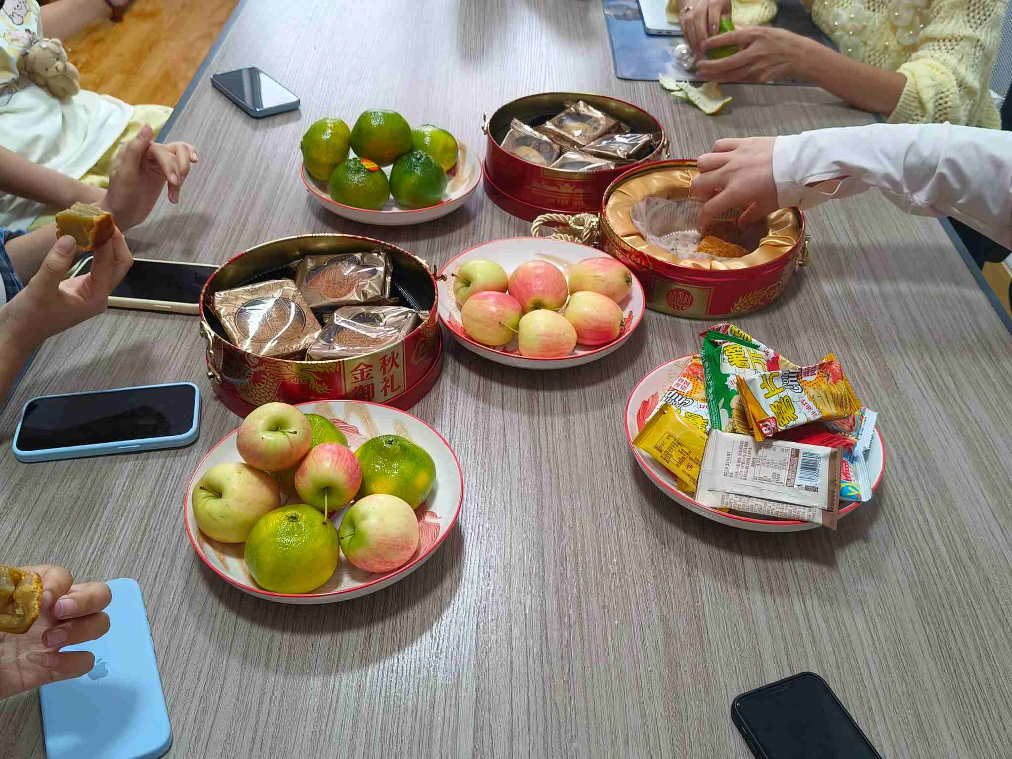 Η Zemeijia κρατά ένα ζεστό απογευματινό τσάι