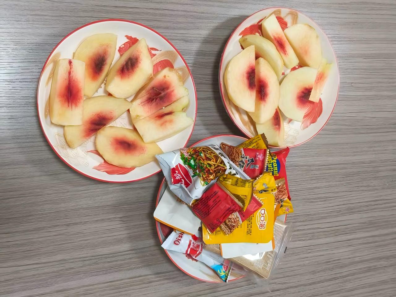 Τα ροδάκινα και τα σνακ τροφοδοτούσαν το απόγευμα της Zemeijia