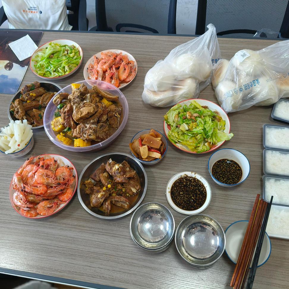 Τα αφεντικά μαγειρεύουν μεσημεριανό γεύμα για όλους!